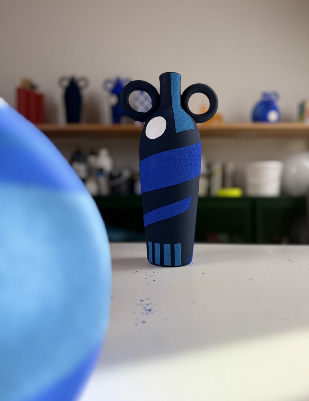 axe-murotopia-eilena-braye-sculpture-vase-behind-the-scene-ceramic-artwork