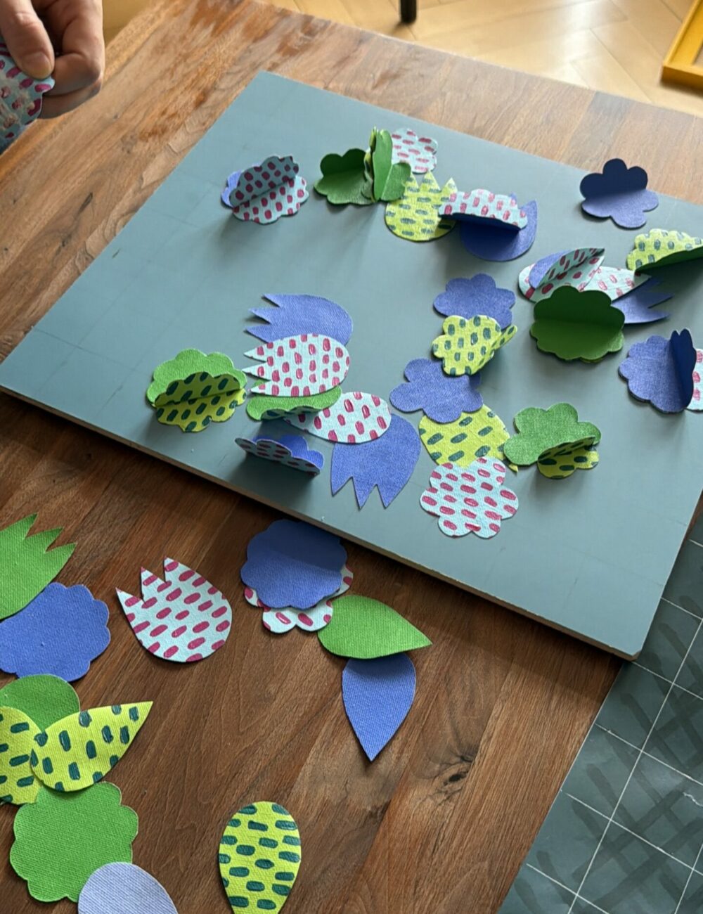 flowers-table-I-detail-frame-ceramic-painting-justyna-maria-porowska-details flowers-table-I-detail-frame-ceramic-painting-justyna-maria-porowska-details